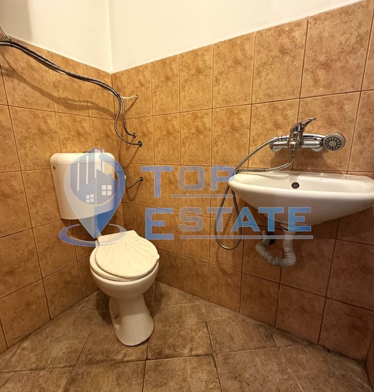 Магазин с лице към главна улица в широкия центрър на град Велико Търново - 0