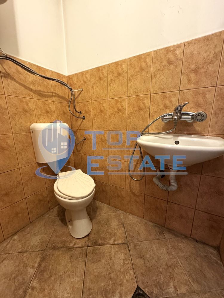 Магазин с лице към главна улица в широкия центрър на град Велико Търново - 0