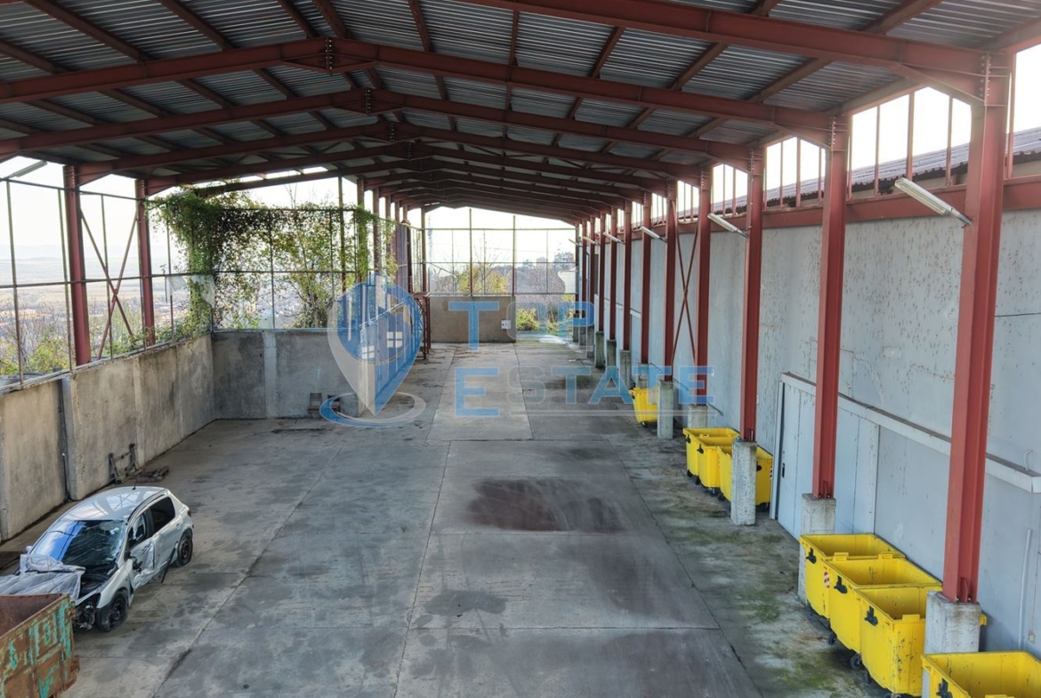 Инвестиционен промишлен имот с 2400 кв. м застроена площ и парцел с площ 20 дка - 0