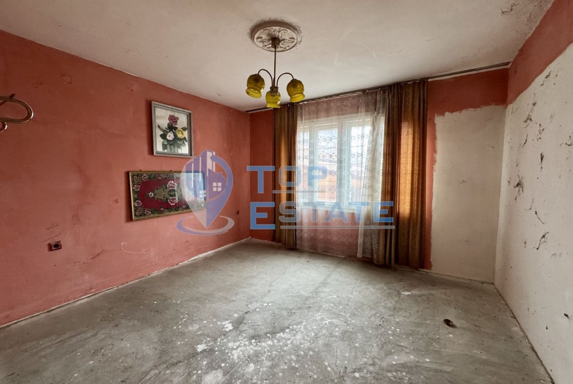 Етаж от къща с гараж в град Павликени, област Велико Търново - 0