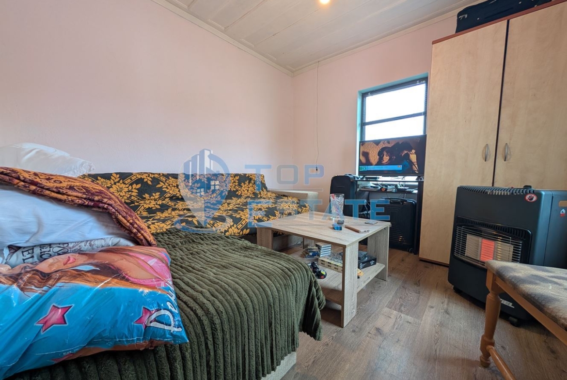 Едноетажна реновирана къща с голям двор в село Сливовица - 0