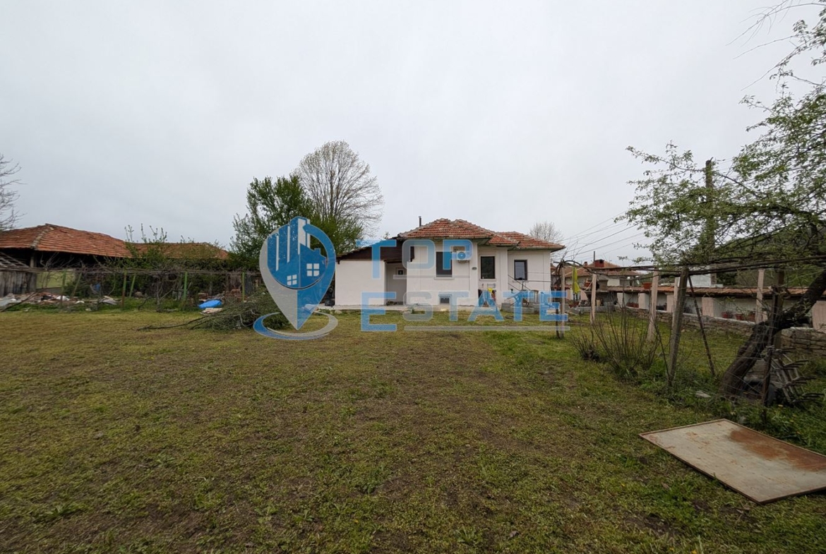 Едноетажна реновирана къща с голям двор в село Сливовица - 0