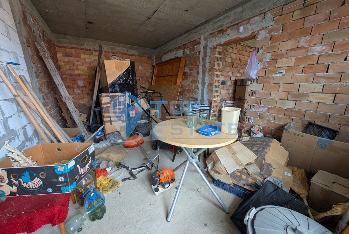 Две къщи, лятна кухня и гараж с голям двор в град Горна Оряховица - 0