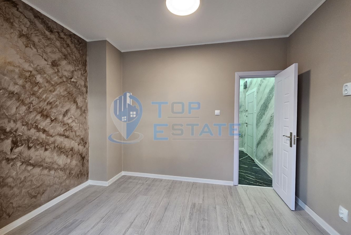 Тристаен ремонтиран апартамент с две спални в квартал Пролет, Горна Оряховица - 0