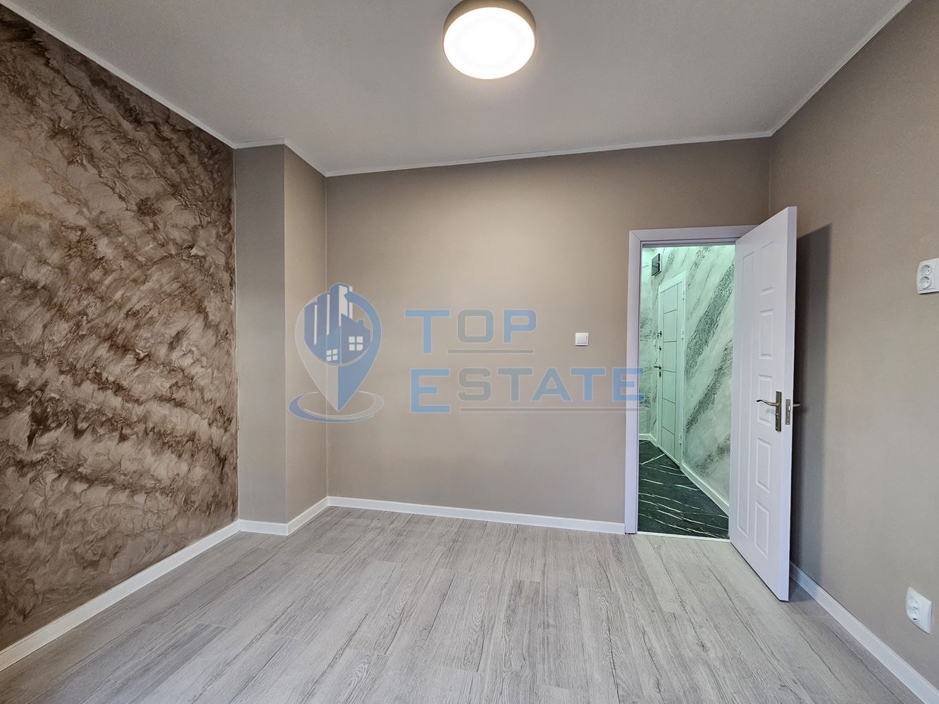 Тристаен ремонтиран апартамент с две спални в квартал Пролет, Горна Оряховица - 0