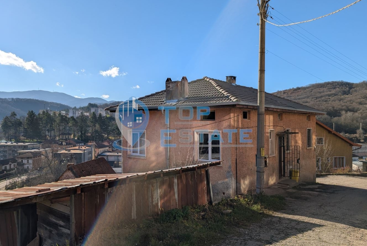 Двуетажна масивна къща с панорама в центъра на град Плачковци - 0