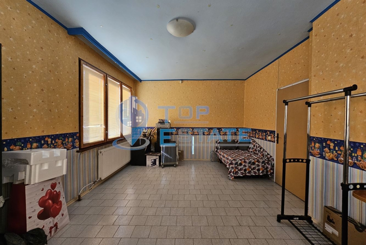 Триетажна обзаведена масивна къща с два гаража на тиха улица в центъра на Горна Оряховица - 0