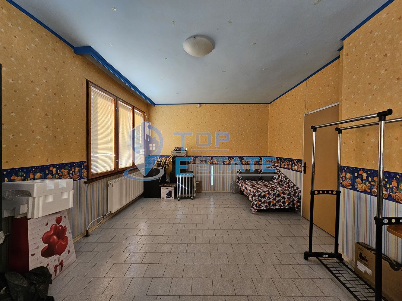 Триетажна обзаведена масивна къща с два гаража на тиха улица в центъра на Горна Оряховица - 0