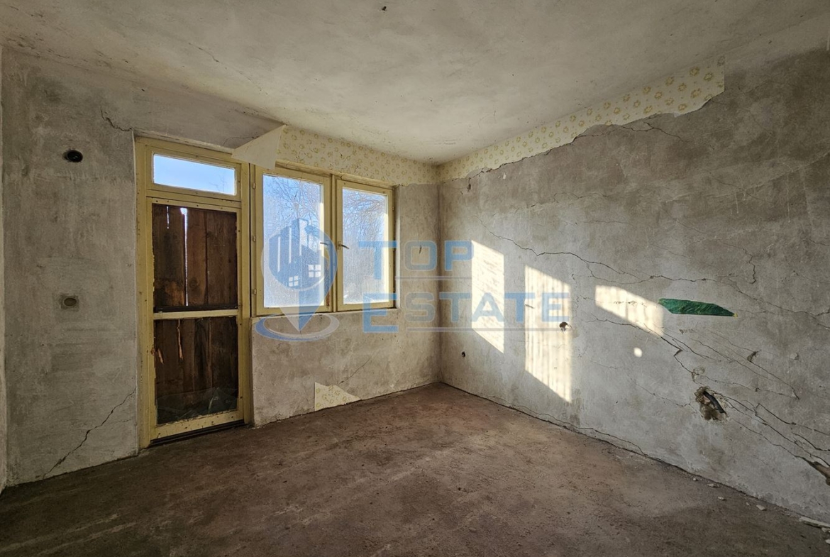 Масивна къща с голям парцел в село Върбица, област Велико Търново - 0