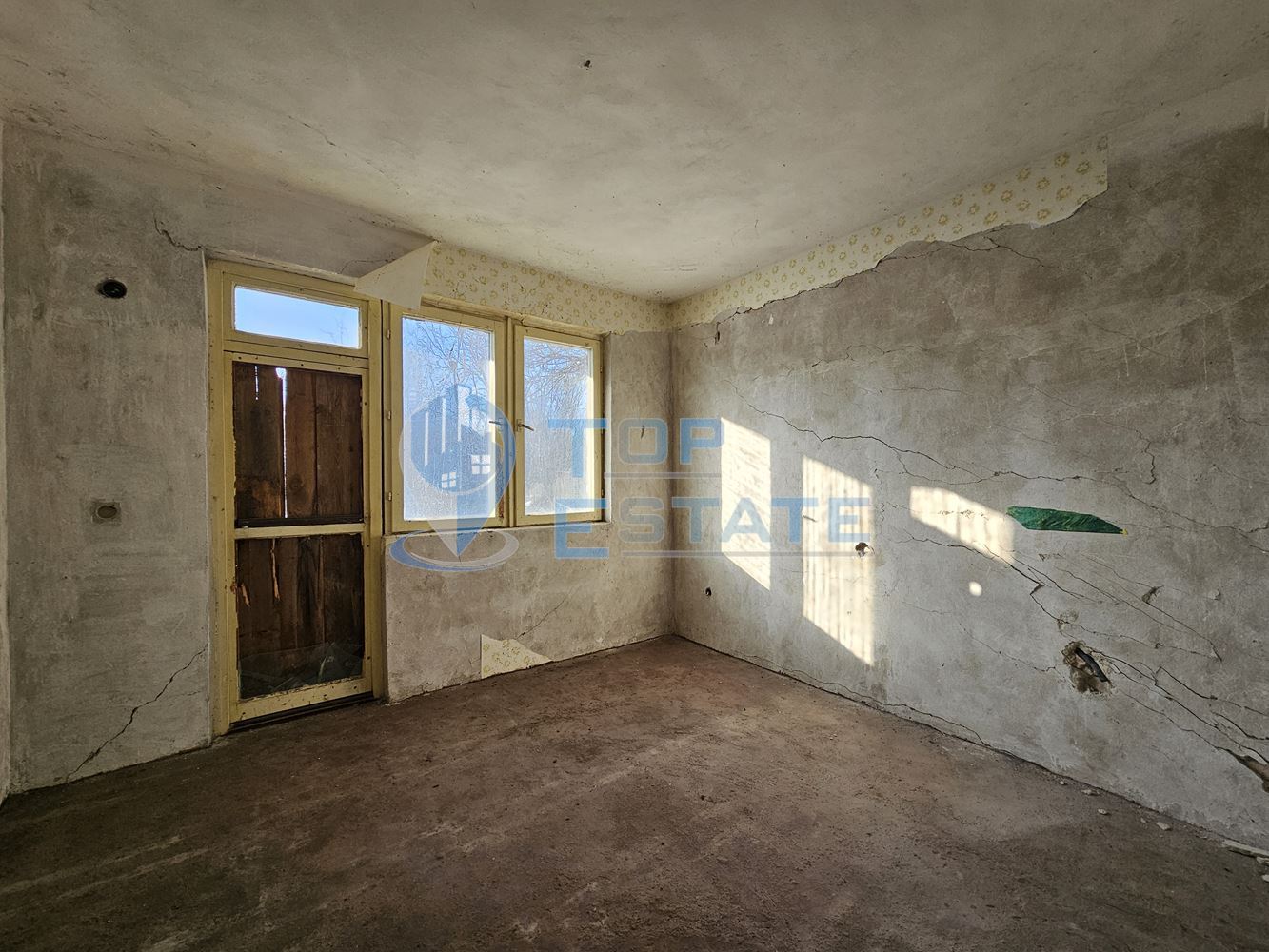 Масивна къща с голям парцел в село Върбица, област Велико Търново - 0