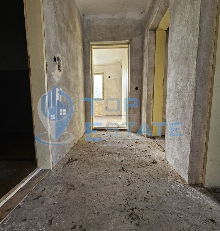 Масивна къща с голям парцел в село Върбица, област Велико Търново - 0