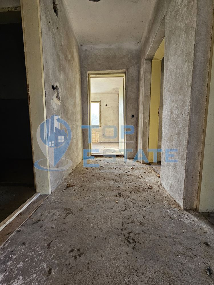 Масивна къща с голям парцел в село Върбица, област Велико Търново - 0