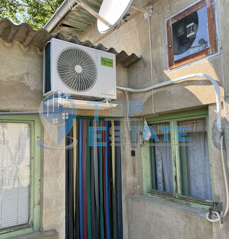 Тухлена къща с кладенец и голям двор в село Драганово, област Велико Търново - 0