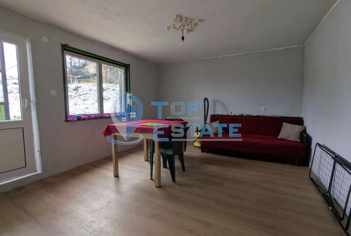 Двуетажна тухлена къща с голям двор в село Поликраище, област Велико Търново - 0