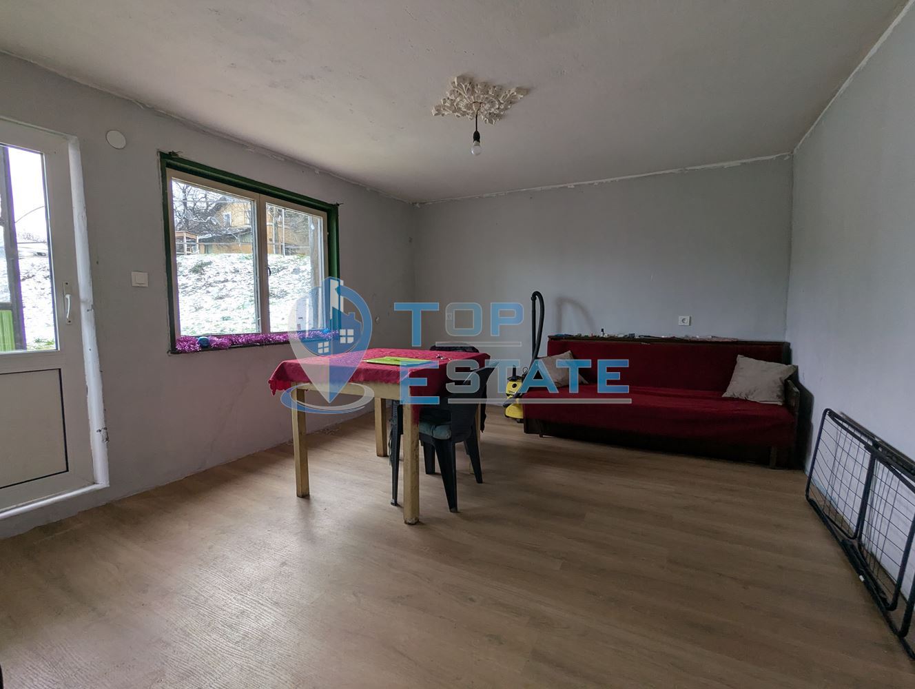 Двуетажна тухлена къща с голям двор в село Поликраище, област Велико Търново - 0