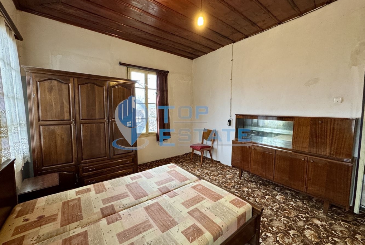 Двуетажна тухлена къща с допълнителна постройка в град Елена, област Велико Търново - 0