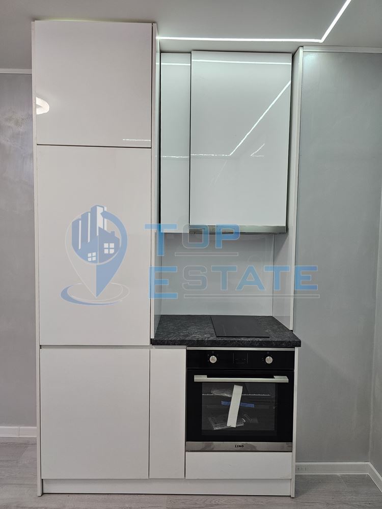 Тристаен ремонтиран апартамент с две спални в квартал Пролет, Горна Оряховица - 0