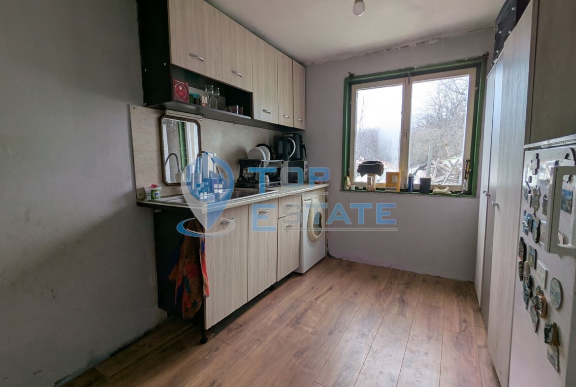 Двуетажна тухлена къща с голям двор в село Поликраище, област Велико Търново - 0