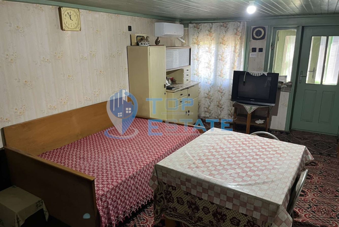 Тухлена къща с кладенец и голям двор в село Драганово, област Велико Търново - 0