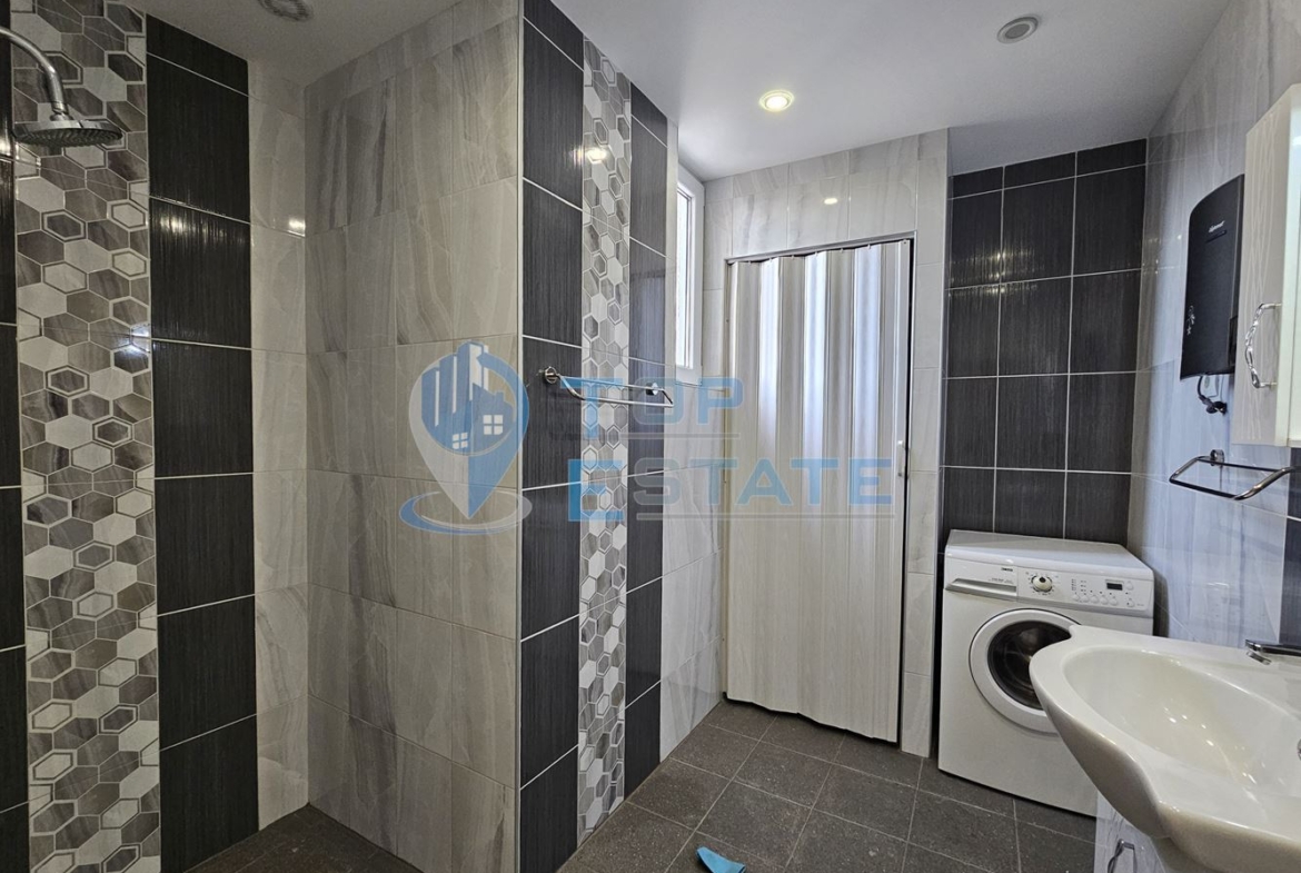 Триетажна обзаведена масивна къща с два гаража на тиха улица в центъра на Горна Оряховица - 0