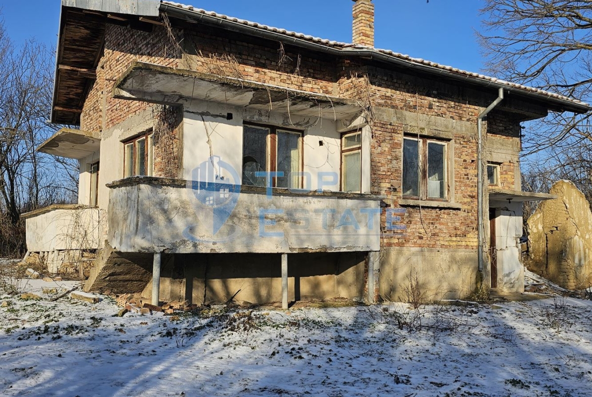 Масивна къща с голям парцел в село Върбица, област Велико Търново - 0