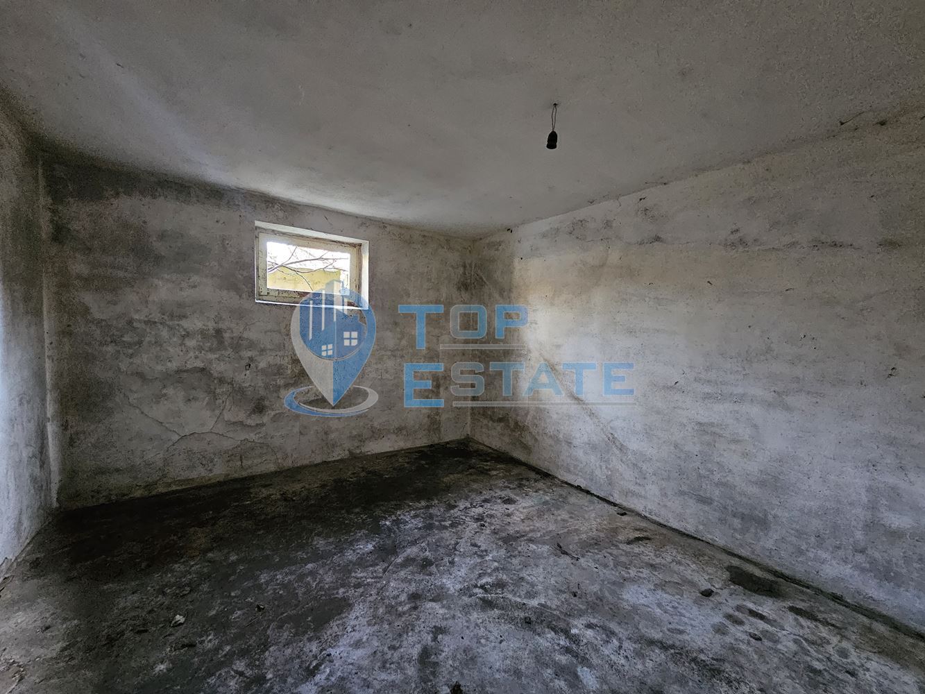 Масивна къща с голям парцел в село Върбица, област Велико Търново - 0