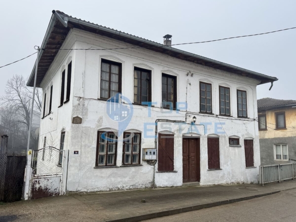 Двуетажна тухлена къща с допълнителна постройка в град Елена, област Велико Търново - 0