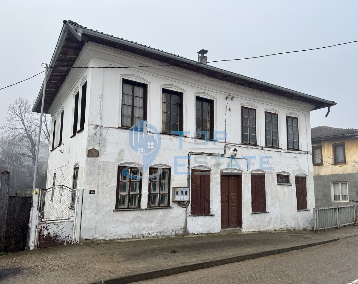 Двуетажна тухлена къща с допълнителна постройка в град Елена, област Велико Търново - 0