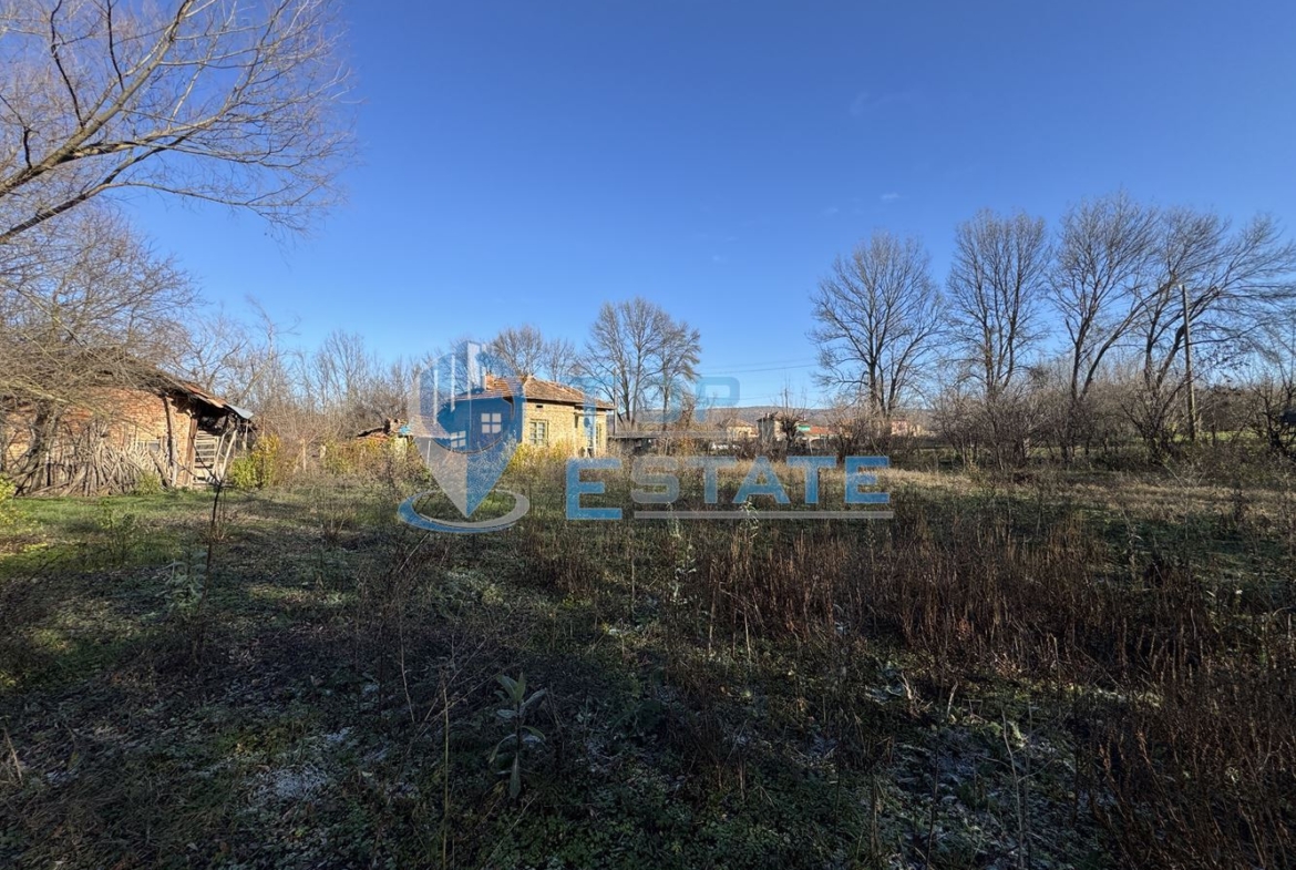 Тухлена къща с кладенец в село Михалци, област Велико Търново - 0