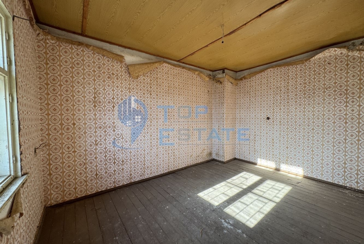 Двуетажна вила с панорамна гледка във вилната зона на град Бяла Черква - 0