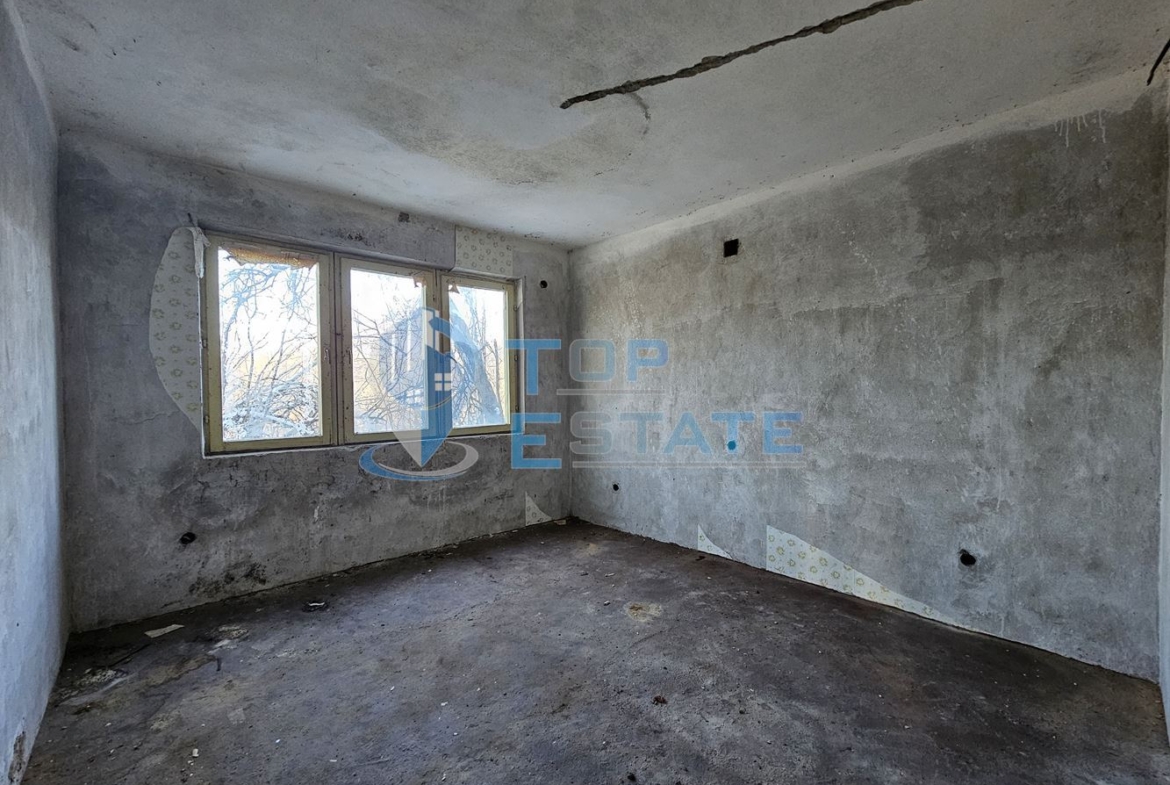 Масивна къща с голям парцел в село Върбица, област Велико Търново - 0