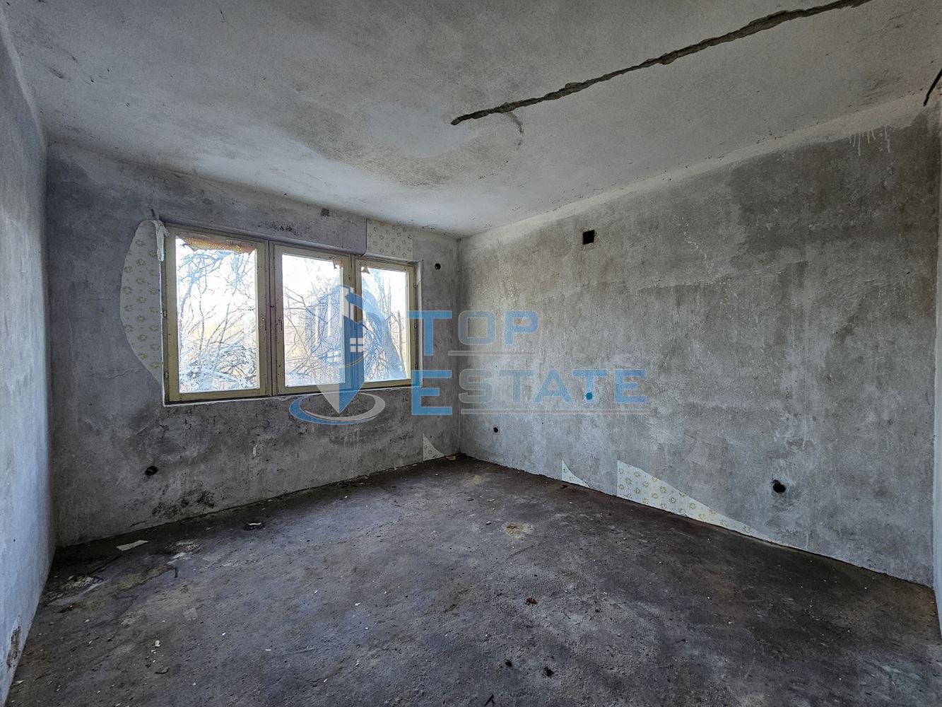 Масивна къща с голям парцел в село Върбица, област Велико Търново - 0