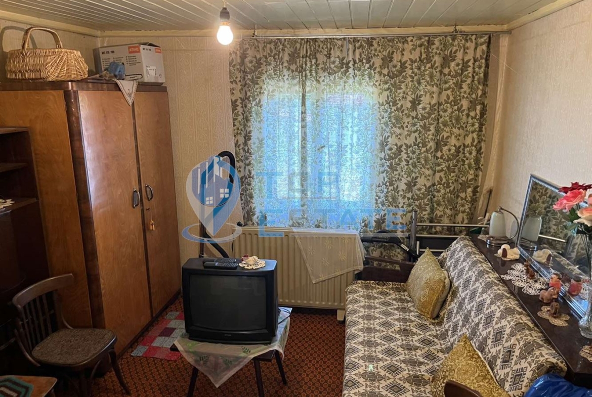 Тухлена къща с кладенец и голям двор в село Драганово, област Велико Търново - 0