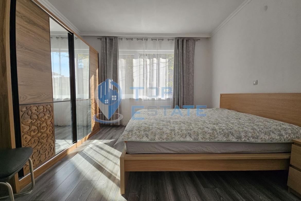 Триетажна обзаведена масивна къща с два гаража на тиха улица в центъра на Горна Оряховица - 0