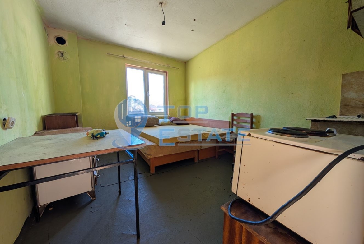 Двуетажна масивна къща с панорама в центъра на град Плачковци - 0