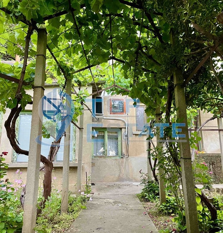 Тухлена къща с кладенец и голям двор в село Драганово, област Велико Търново - 0