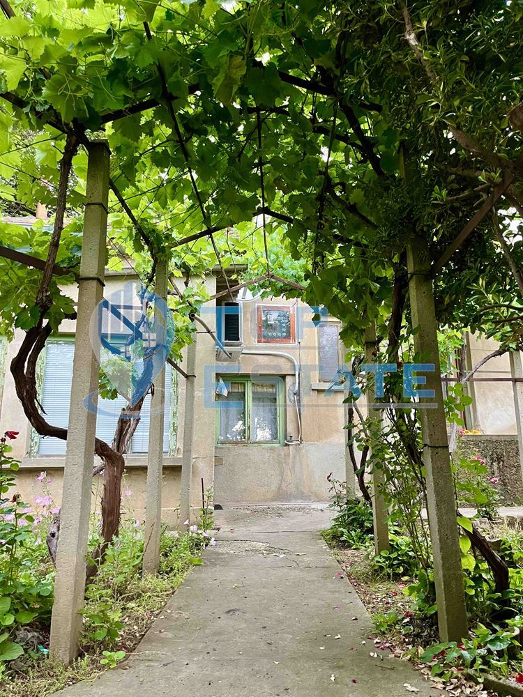 Тухлена къща с кладенец и голям двор в село Драганово, област Велико Търново - 0