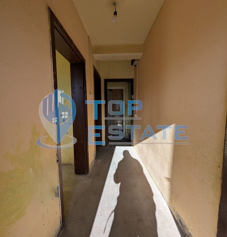 Двуетажна масивна къща с панорама в центъра на град Плачковци - 0