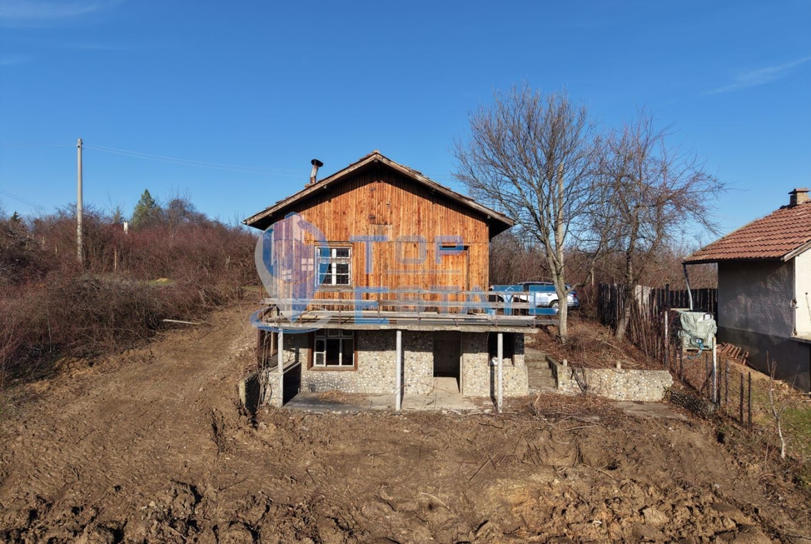 Двуетажна вила с панорамна гледка във вилната зона на град Бяла Черква - 0