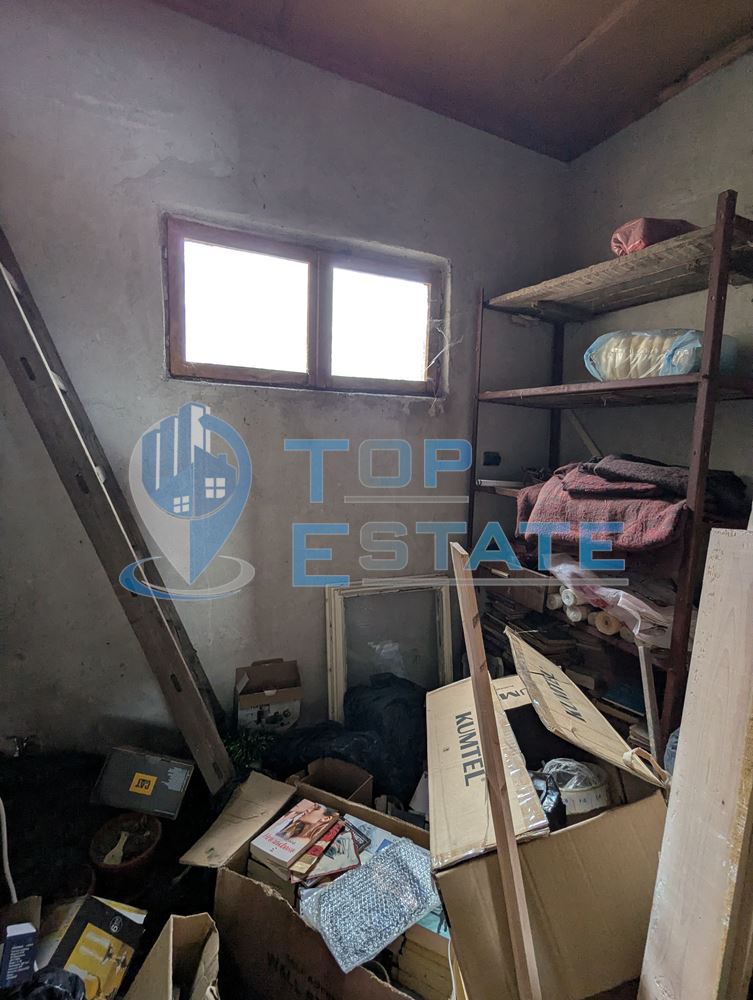 Двуетажна тухлена къща с голям двор в село Поликраище, област Велико Търново - 0