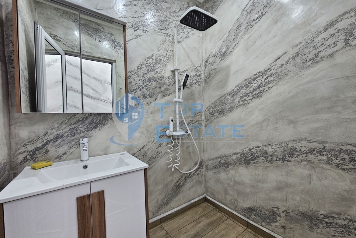 Тристаен ремонтиран апартамент с две спални в квартал Пролет, Горна Оряховица - 0