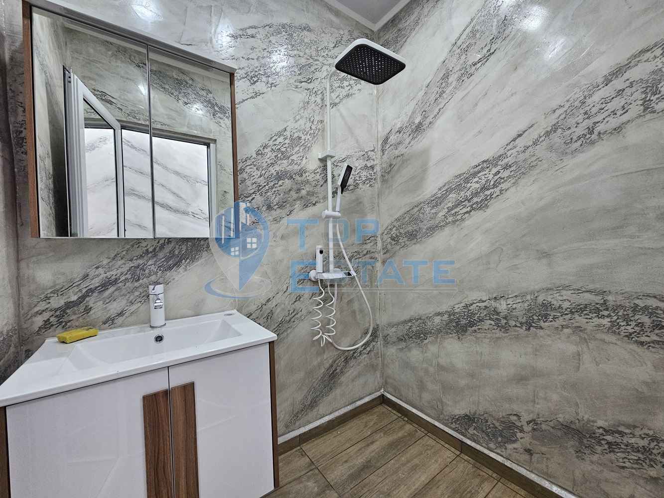 Тристаен ремонтиран апартамент с две спални в квартал Пролет, Горна Оряховица - 0