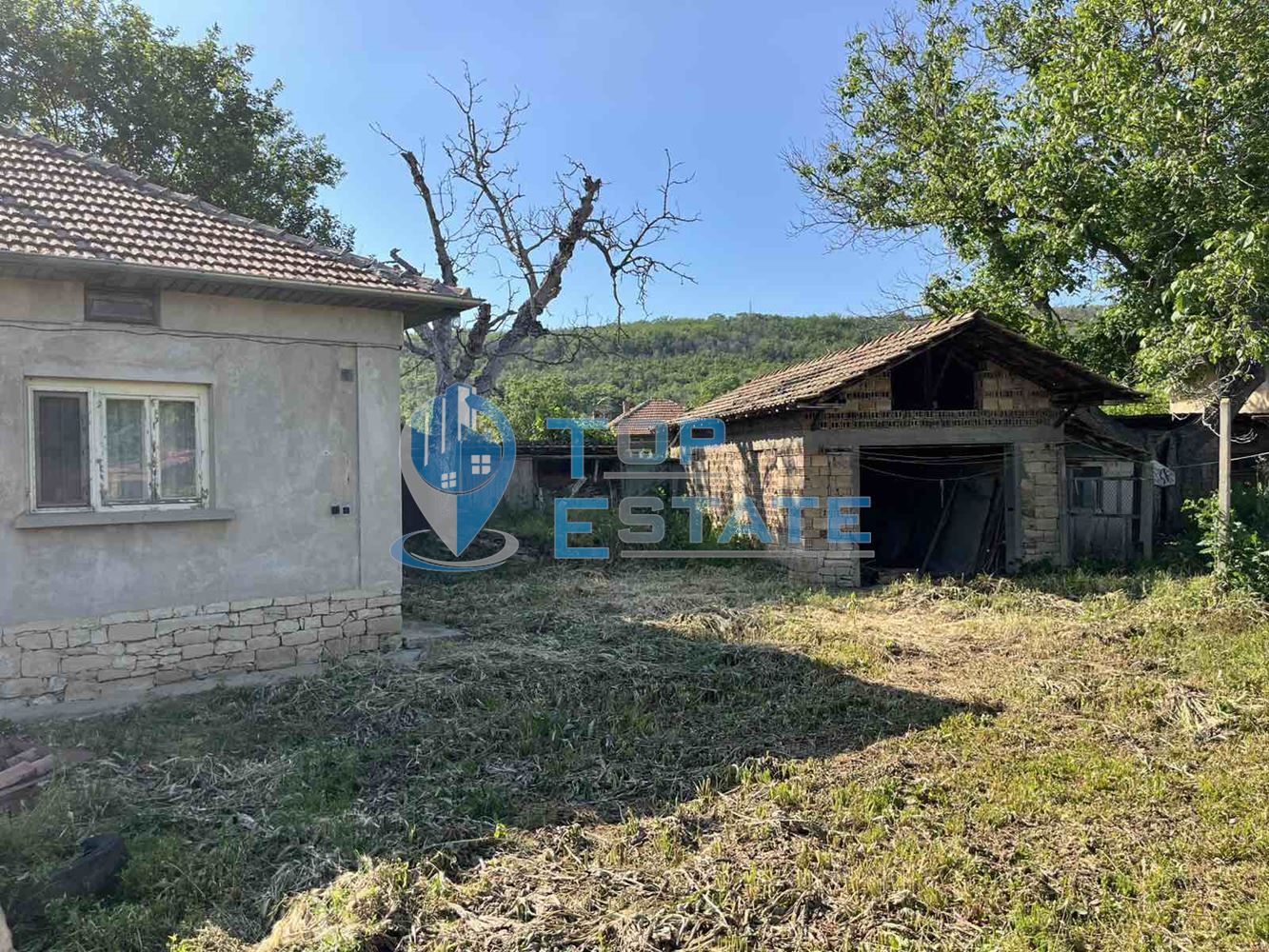 Тухлена къща с кладенец и голям двор в село Драганово, област Велико Търново - 0