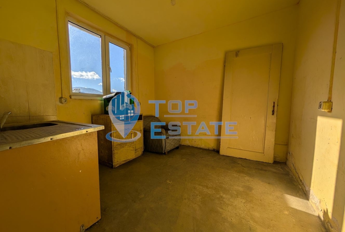 Двуетажна масивна къща с панорама в центъра на град Плачковци - 0