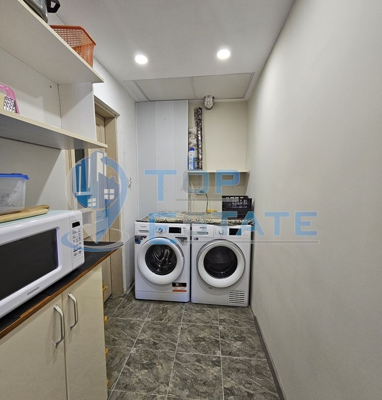 Триетажна обзаведена масивна къща с два гаража на тиха улица в центъра на Горна Оряховица - 0