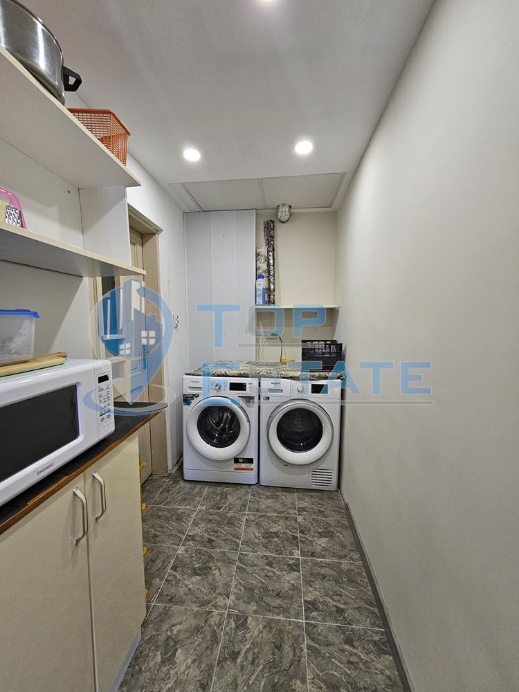 Триетажна обзаведена масивна къща с два гаража на тиха улица в центъра на Горна Оряховица - 0