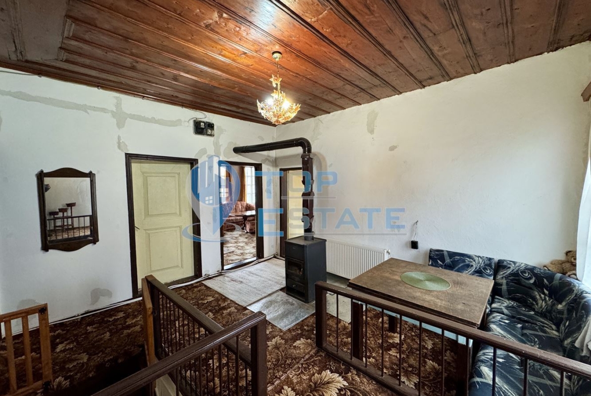 Двуетажна тухлена къща с допълнителна постройка в град Елена, област Велико Търново - 0