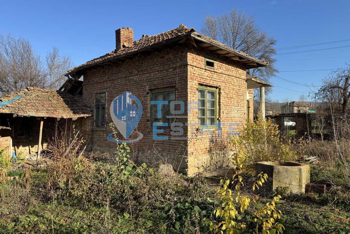 Тухлена къща с кладенец в село Михалци, област Велико Търново - 0