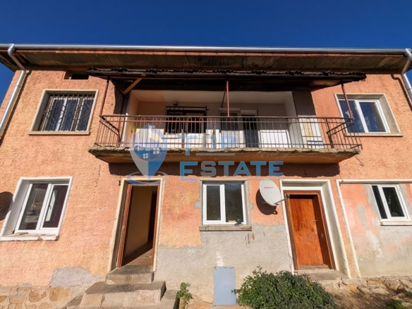 Двуетажна масивна къща с панорама в центъра на град Плачковци - 0