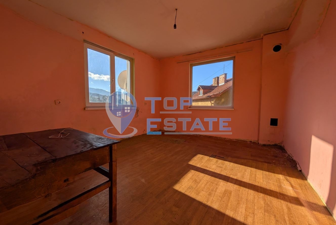 Двуетажна масивна къща с панорама в центъра на град Плачковци - 0